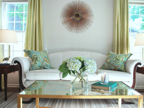 Trang trí sofa trắng với gối tựa